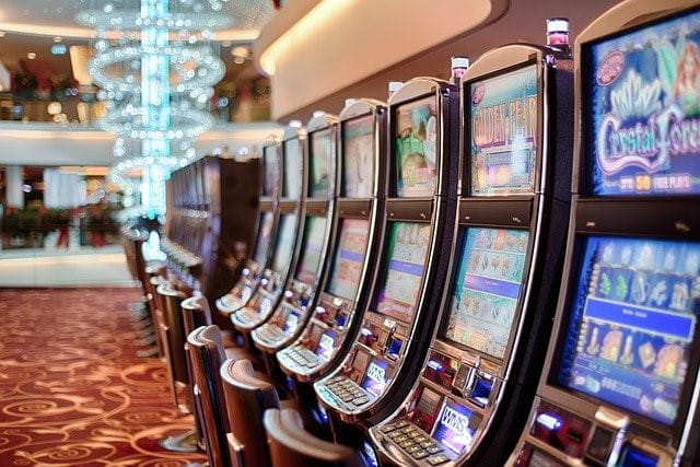 Mehrere Spielautomaten aufgereiht in einem Casino.