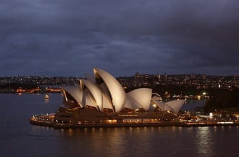 Das Opernhaus von Sydney bei Nacht.