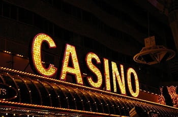 Das leuchtende Eingangsschild eines Casinos.