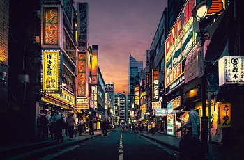 Die Innenstadt von Tokyo am Abend.