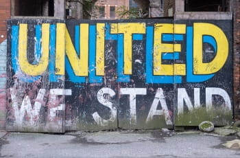 Ein Graffiti in Leeds zeigt den Schriftzug United We Stand.