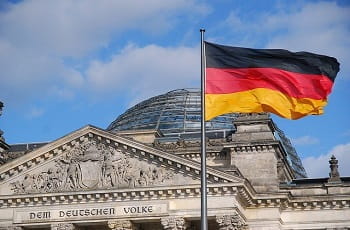 Eine deutsche Flagge vor dem Berliner Reichstag.