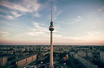 Der Berliner Fernsehturm unter blauem Himmel.