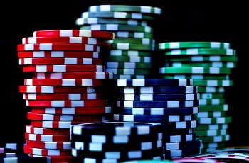 Gestapelte Pokerchips in rot, blau und grün.