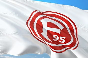 Eine Flagge von Fortuna Düsseldorf im Wind.