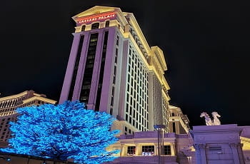 Der Caesars Palace in Las Vegas bei Nacht.