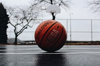 Ein NBA-Basketball liegt auf einem Spielfeld.