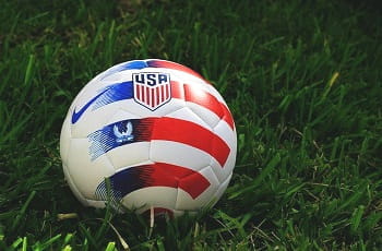 Ein Fußball mit einem USA-Logo.