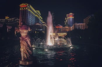 Der legendäre Caesars Palace in Las Vegas bei Nacht.