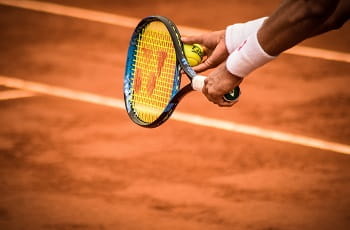 Ein Tennisspieler beim Aufschlag.