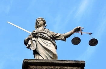 Eine Statue der Justitia mit Waage und Schwert.