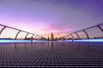 Die Millennium Bridge in London, Großbritannien.