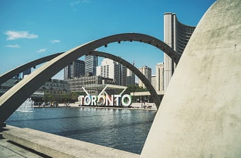 Ein Kunstobjekt vor dem Rathaus von Toronto, Kanada.