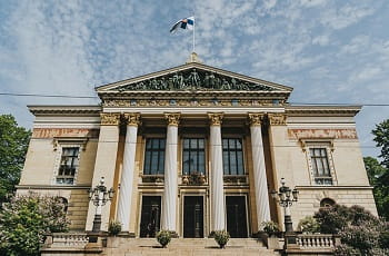 Ein Regierungsgebäude in Helsinki, Finnland.