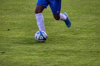 Ein Jugendfußballspieler beim Dribbling.