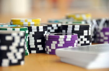 Pokerchips und Spielkarten.