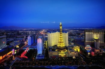 Die Casinoskyline von Las Vegas bei Nacht.