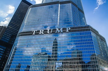 Die Außenfassade eines Trump-Hotels in Chicago.