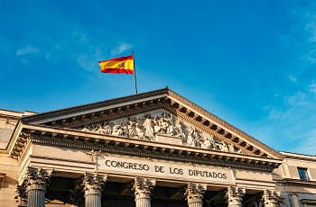 Eine spanische Flagge auf einem Regierungsgebäude.