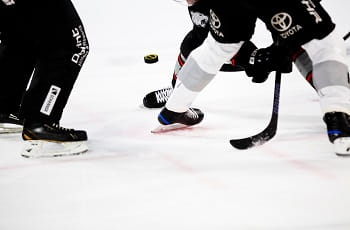 Eishockeyspieler im Kampf um den Puck.