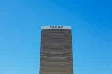 Plaza von Donald Trump gesprengt