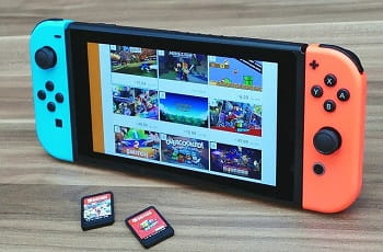 Eine Nintendo-Konsole zeigt verschiedene Videospiele.