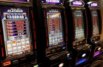 Die Spielautomaten eines Casinos.