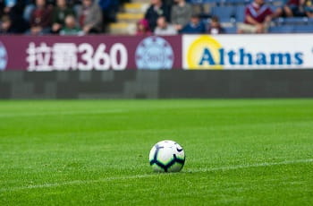 Ein Fußball auf dem Rasen eines britischen Stadions.