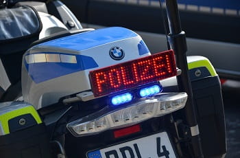 Ein digitaler Polizeischriftzug am Heck eines Polizeimotorrads.