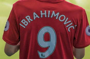 Ein Fan trägt ein Ibrahimovic-Trikot mit der Nummer Neun.