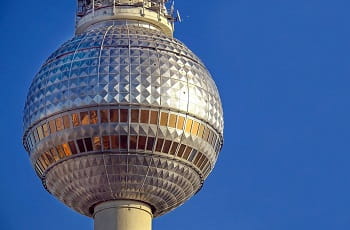 Der Berliner Fernsehturm unter blauem Himmel.