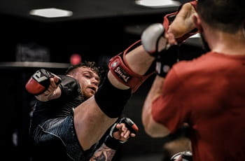 Ein MMA-Kämper beim Training.