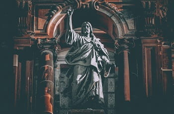 Eine Christus-Skulptur in einer Kirche.