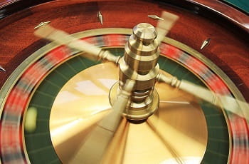 Ein Roulette-Rad während des Spins.