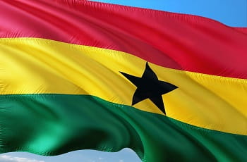 Eine Flagge von Ghana im Wind.