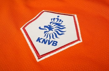 Das Logo des niederländischen Fußballverbandes KNVB auf einem Trikot.