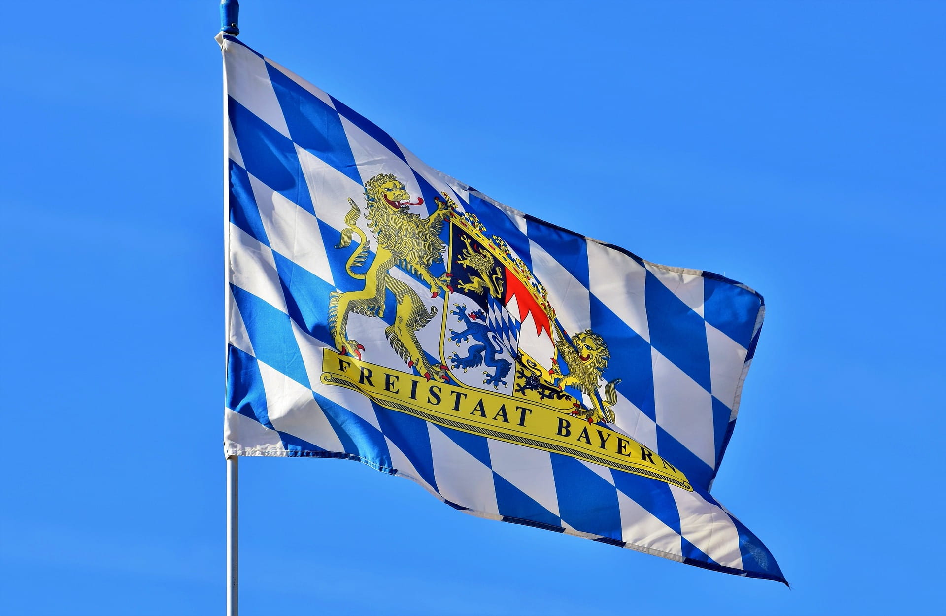 Die Flagge des Freistaats Bayern.