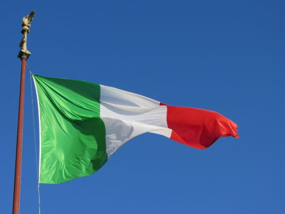 Flagge Italiens an einem Mast.