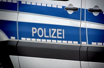 Die Außentür eines Polizeiwagens.