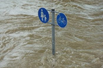 Ein Straßenschild umgeben von Wasser.