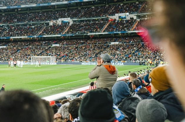 Mann feiert seine Mannschaft im Stadion an.