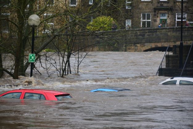 Stadt wird von der Hochwasser-Flut getroffen.