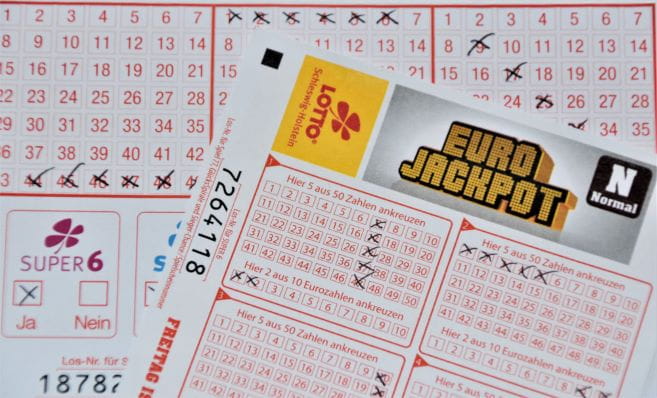 Ausgefüller Eurojackpot Zettel als erster Schritt für die Chance auf den Lotto-Gewinn.