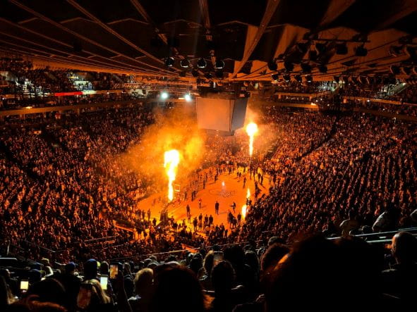 Die Halbzeit-Show eines NBA Spiels vor vollem Publikum.