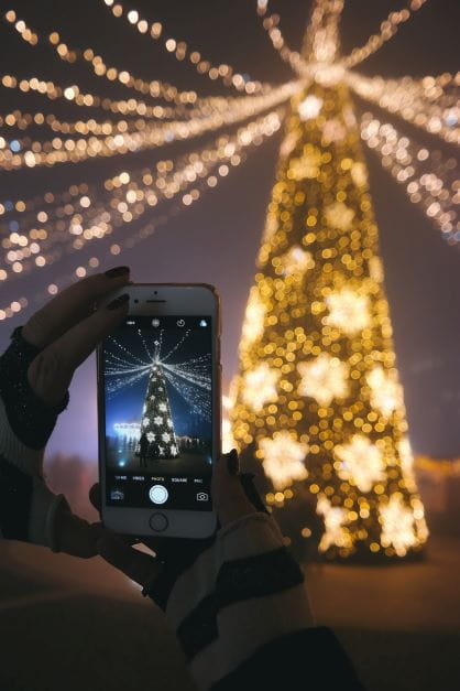 Ein Foto von einem Weihnachtsbaum machen.