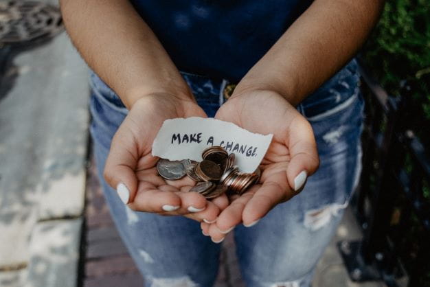 Spenden als Symbol für die Veränderung, welche mit den Soziallotterien bewirkt wird.