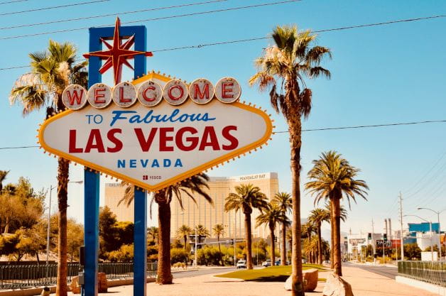 Welcome to Vegas Schild als Symbol für das baldige Gitarren-Casino am Strip.